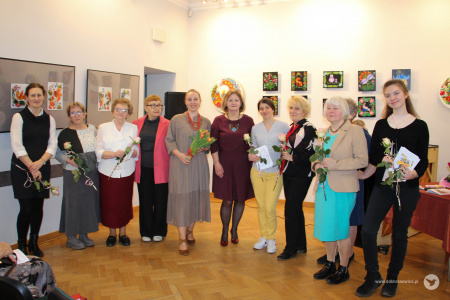 Grupa ustawiona do zdjęcia grupowego. Wszystkie autorki stoją w jednym rzędzie. Trzymają kwiaty. W środku stoją Olena kovalenko i Aleksandra Szulc-Choma.