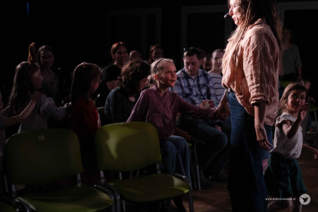 Wokalistka zeszła do widowni. Ma zamknięte oczy, śpiewa. Bierze ze rękę dziewczynkę z widowni. Dziewczynka szeroko uśmiecha się.