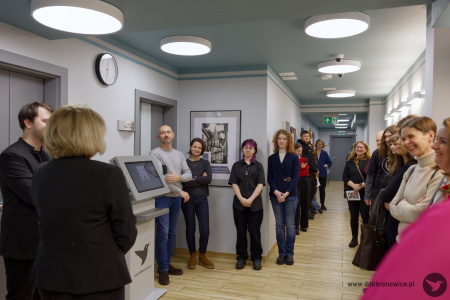 Uczestnicy wystawy słuchają przemówienia pani dyrektor.