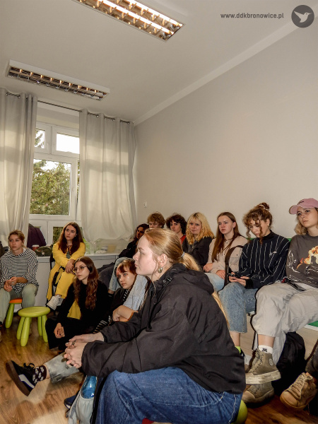 Uczestnicy słuchają z zaciekawieniem rozmowy.