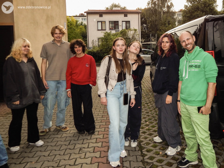Grupa uczestników wymiany. Po prawej stronie stoi Łukasz Drozd. Ubrany jest w zieloną bluzę i zielone spodnie.