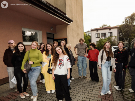 Uczestnicy i uczestniczki wymiany. Obok nich budynek Pracowni Kultury Maki.