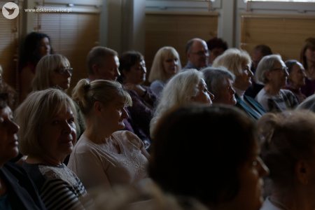 Zebrana publiczność słucha z zainteresowaniem koncertu.