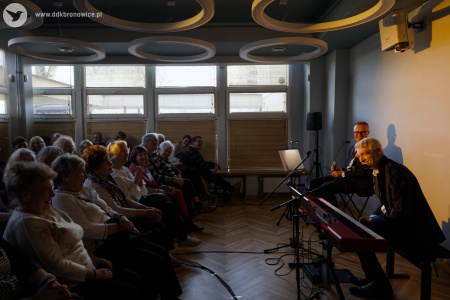 Gabriel Menet przemawia do publiczności.