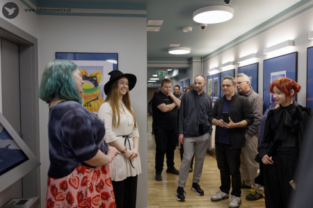 Po lewej stronie Oleksandra Khodakivska i Emilia Skubis śmieją się. Po prawej uśmiechnięta publiczność.