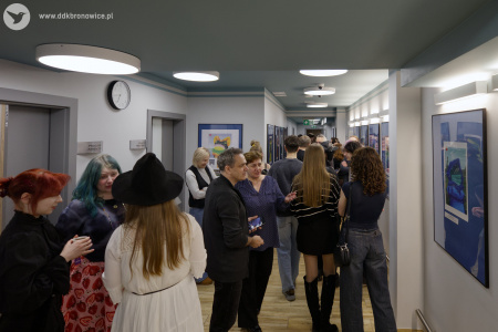 Emilia Skubis i kobieta ubrana w czarną koszulę rozmawiają z Oleksandrą Khodakivską.