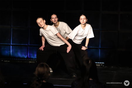 Trzy dziewczyny tańczą na scenie. Wychylają się za sobą.