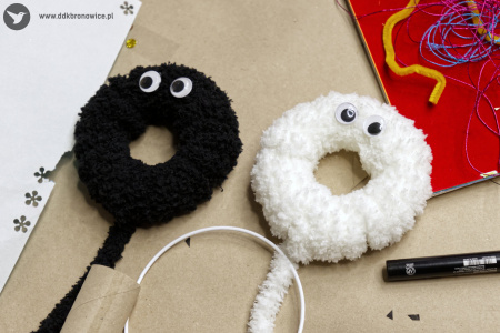 Dwie pluszowe artystyczne zabawki. Czarna i biała. Mają oczy.