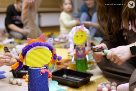 Zabawki maja kształt ludzików. Mają żółte uśmiechnięte twarze.