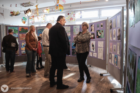 Rodzice oglądają wystawę dzieci w Galerii Małej.