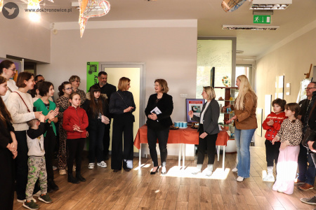 Uczestnicy wystawy. W środku stoi pani dyrektor, Aleksandra Szulc-Choma.