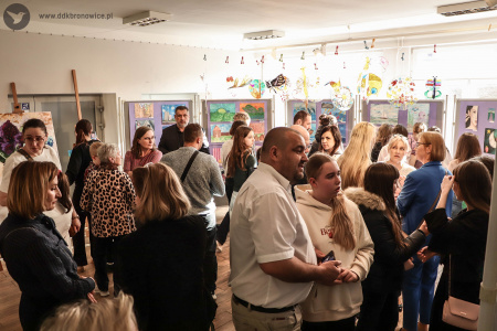 Osoby oglądają z zaciekawieniem obrazy wiszące w Galerii Małej.