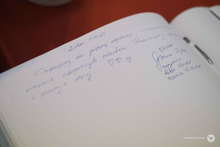 Wpis do księgi gości. Widać napis: dziękujemy za piękną wystawę.