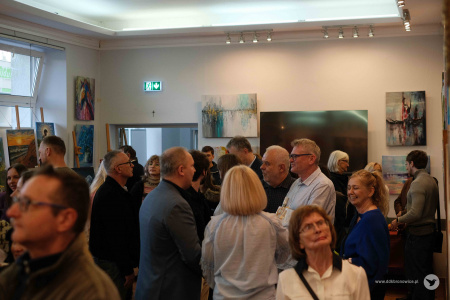 Duża grupa uczestników wystawy ogląda wystawę.