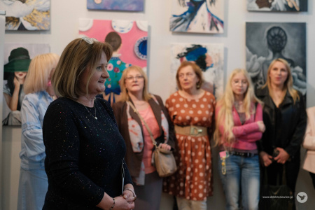 Dyrektor Dzielnicowego Domu Kultury Bronowice, pani Aleksandra Szulc-Choma. W tle autorzy obrazów.