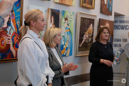 Kobieta w białej koszuli stoi obok pani Ewy Rejmak. Obok stoi pani Aleksandra Szulc-Choma.