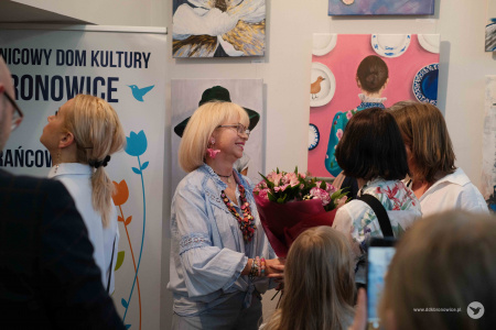 Monika Szydłowska odbiera podziękowania i kwiaty z rąk dwóch uczestniczek.