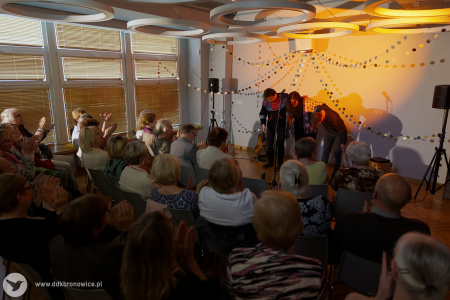 Muzycy obejmują się i kłaniają. Widownia klaszcze w dłonie i dziękują za koncert.