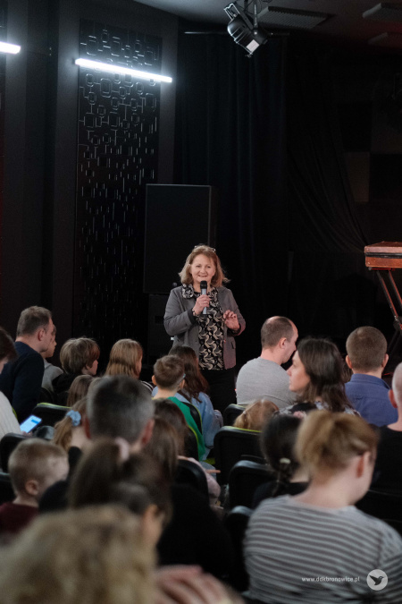 Pani Dyrektor Dzielnicowego Domu Kultury Bronowice, pani Aleksandra Szulc-Choma, przemawia na rozpoczęcie spektaklu.