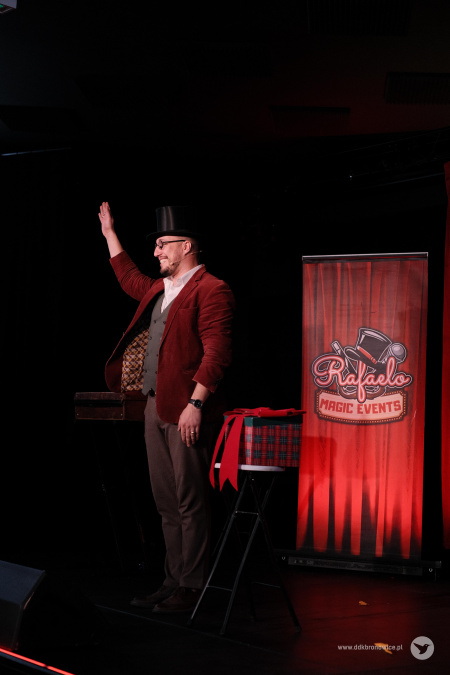 Magik szeroko uśmiecha się. Macha ręką do widowni. Dziękuje za swój występ.