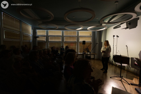 Na sali przemawia dyrektor Dzielnicowego Domu Kultury Bronowice, pani Aleksandra Szulc-Choma.