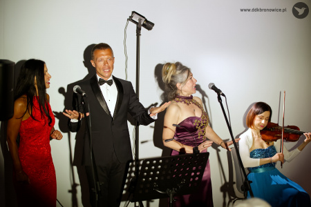 Czwórka muzyków. Od lewej Dorota Szostak-Gąska, Jakub Gąska, Mariola Zagojska w fioletowej sukni i Magdalena Maciąg na skrzypcach.