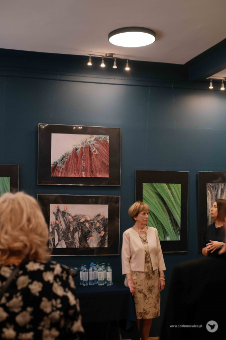 Jolanta Górajek-Jóźwik rozmawia z koordynatorką Galerii w Pasażu Aleksandrą Machowską-Skrocką.