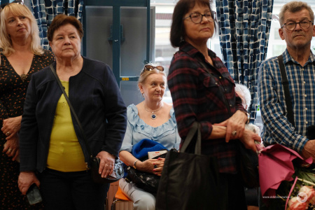 Uczestniczki wystawy słuchają przemowy autorki zdjęć.