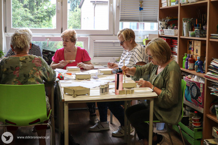 Seniorki pracują nad swoimi drewnianymi ozdobami w Pracowniach Kultury Maki.