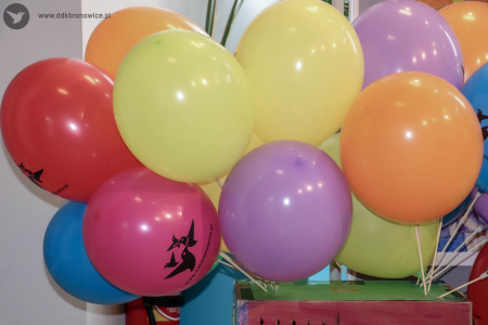 Kolorowe balony. Są żółte, pomarańczowe, fioletowe, czerwone, niebieskie. Na każdym z nich jest napis i logotyp Dzielnicowego Domu Kultury Bronowice – koliber.