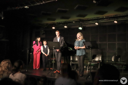 Na scenie: Mariola Zagojska, Dorota Szostak-gąska, Jakub Gąska i chłopiec w białej koszuli z czarna kamizelką.