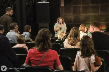 Przed sceną dyrektor Dzielnicowego Domu Kultury Bronowice Aleksandra Szulc-Choma wygłasza przemówienie do mikrofonu.