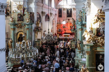 Wnętrze kościoła ojców Dominikanów. Widok z góry. Rozłożone krzesełka, wchodząca publiczność.