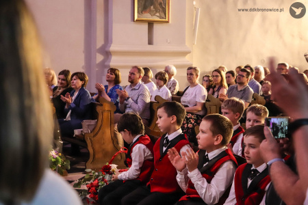 Widownia klaszcze w dłonie.
