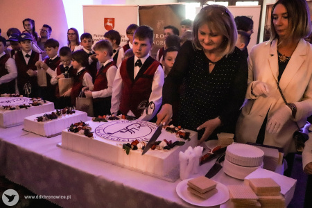 Dyrektor Dzielnicowego Domu Kultury Bronowice, Aleksandra Szulc-Choma i kierowniczka Pracowni Kultury Tatary Aleksandra Machowska-Skrocka kroją tort jubileuszowy.