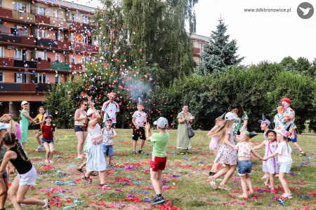Właśnie zostało wystrzelone kolorowe confetti. Dzieci bawią się i śmieją.