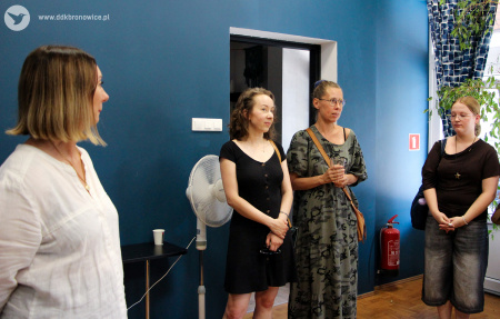 Pracownie Kultury Tatary. Galeria w Pasażu. Autorki prac przemawiają do zgromadzonych na wystawie.