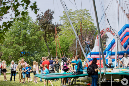 Rozstawiona trampolina. Po lewej stronie ustawiona kolejka osób.