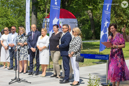 Część oficjalna. Krzysztof Żuk, prezydent miasta Lublin, Jarosław Stawiarski Marszałek województwa lubelskiego, dyrektor Dzielnicowego Domu Kultury „Bronowice&amp;quot; Aleksandra Szulc-Choma. Obok nich inni ważni gości. W tle flagi sponsorów.