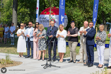 Część oficjalna. Krzysztof Żuk, prezydent miasta Lublin, Jarosław Stawiarski Marszałek województwa lubelskiego, dyrektor Dzielnicowego Domu Kultury „Bronowice" Aleksandra Szulc-Choma. Obok nich inni ważni gości. W tle flagi sponsorów.