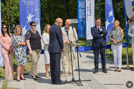 Część oficjalna. Krzysztof Żuk, prezydent miasta Lublin, Jarosław Stawiarski Marszałek województwa lubelskiego, dyrektor Dzielnicowego Domu Kultury „Bronowice&amp;quot; Aleksandra Szulc-Choma. Obok nich inni ważni gości. W tle flagi sponsorów. Przemówienie prezydenta Miasta Lublin Krzysztofa Żuka.