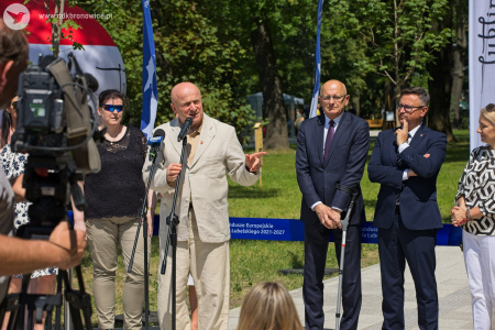 Część oficjalna. Krzysztof Żuk, prezydent miasta Lublin, Jarosław Stawiarski Marszałek województwa lubelskiego, dyrektor Dzielnicowego Domu Kultury „Bronowice" Aleksandra Szulc-Choma. Obok nich inni ważni gości. W tle flagi sponsorów. Przemówienie marszałka województwa lubelskiego Jarosława Stawiarskiego.