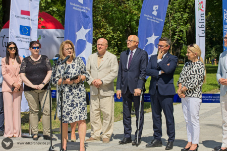 Część oficjalna. Krzysztof Żuk, prezydent miasta Lublin, Jarosław Stawiarski Marszałek województwa lubelskiego, dyrektor Dzielnicowego Domu Kultury „Bronowice&amp;amp;quot; Aleksandra Szulc-Choma. Obok nich inni ważni gości. W tle flagi sponsorów. Przemówienie Aleksandry Szulc-Chomy.