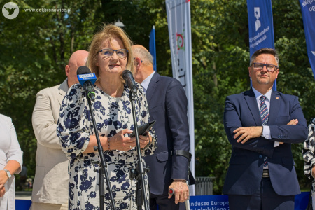 Część oficjalna. Krzysztof Żuk, prezydent miasta Lublin, Jarosław Stawiarski Marszałek województwa lubelskiego, dyrektor Dzielnicowego Domu Kultury „Bronowice" Aleksandra Szulc-Choma. Obok nich inni ważni gości. W tle flagi sponsorów. Przemówienie Aleksandry Szulc-Chomy.