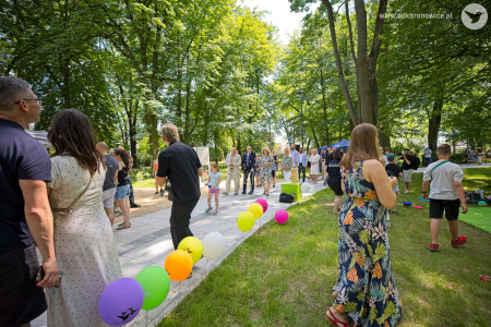 Spacer po parku. Na przodzie idzie Krzysztof Żuk, Jarosław Stawiarski i Aleksandra Szulc-Choma. Dookoła spacerują mieszkańcy.