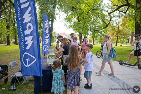 Mieszkańcy, którzy przyszli na otwarcie parku korzystają z kraników z lemoniadą.