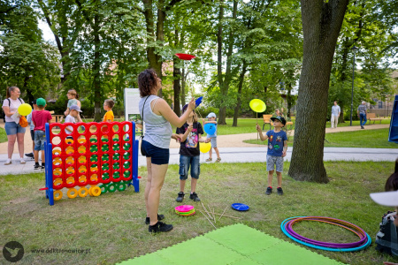 Animacje dla dzieci. Kobieta kręci dyskiem na patyku.
