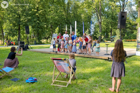 Aktorzy zapraszają całą publiczność do wspólnego zdjęcia na scenie.