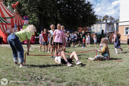 Dziewczynka przechodzi pod liną. Lina ustawiona jest bardzo blisko ziemi.