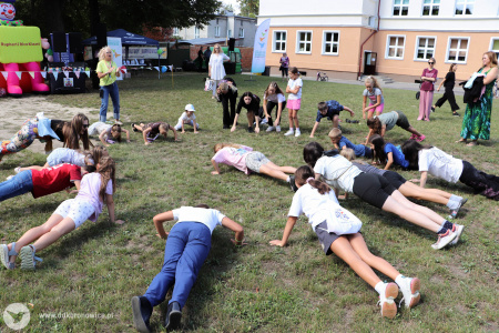 Dzieci w kole robią pompki.
